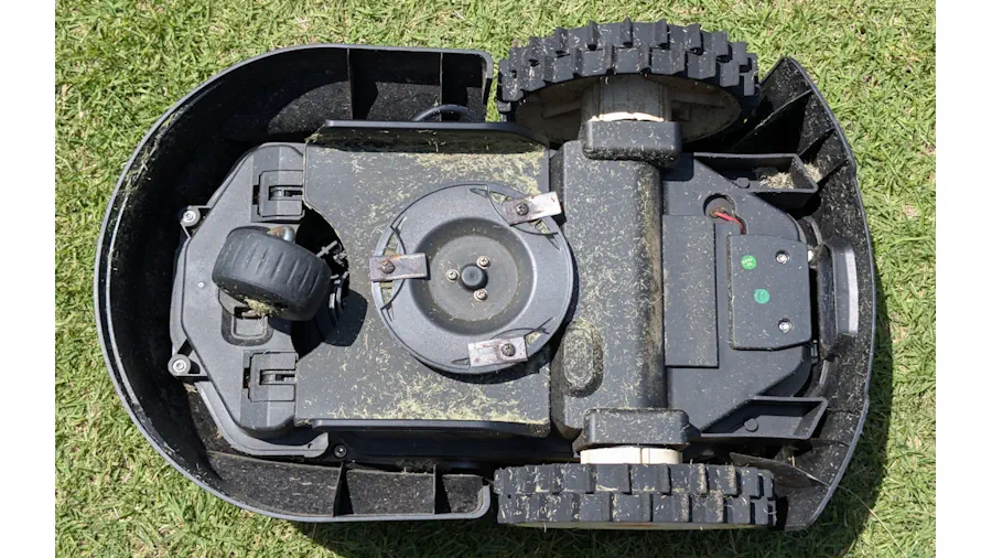 筆者所有のHG-RMA302の底面に付着した芝と車輪、刈刃