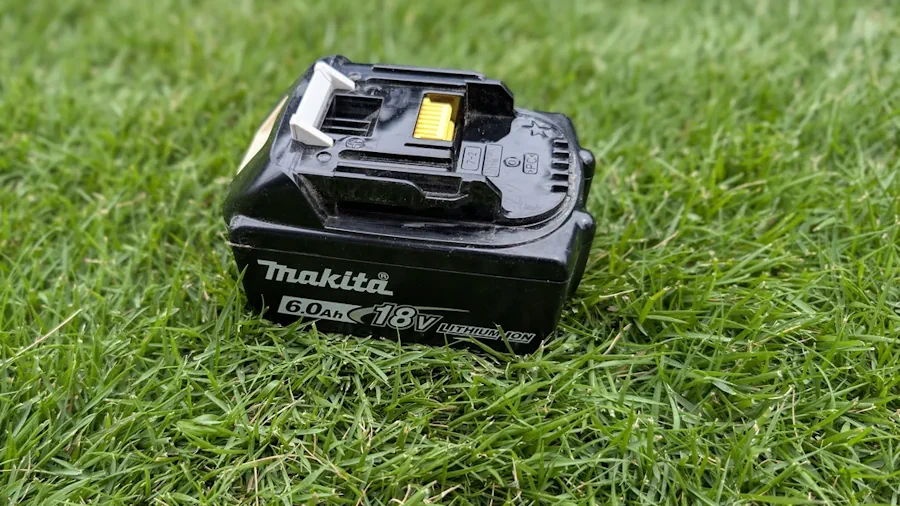 筆者が庭道具で使っているマキタ18V・6.0Ahバッテリー