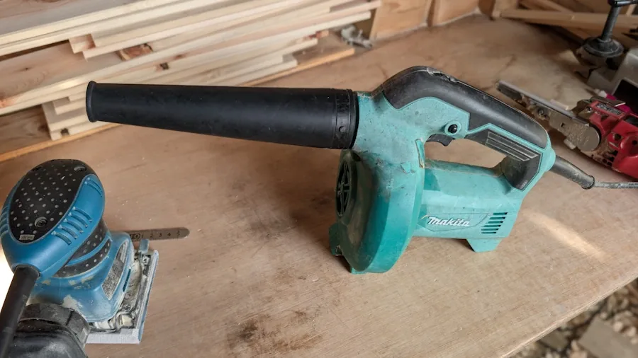 筆者が庭掃除や作業後の清掃に使っているマキタMUB400ブロワー