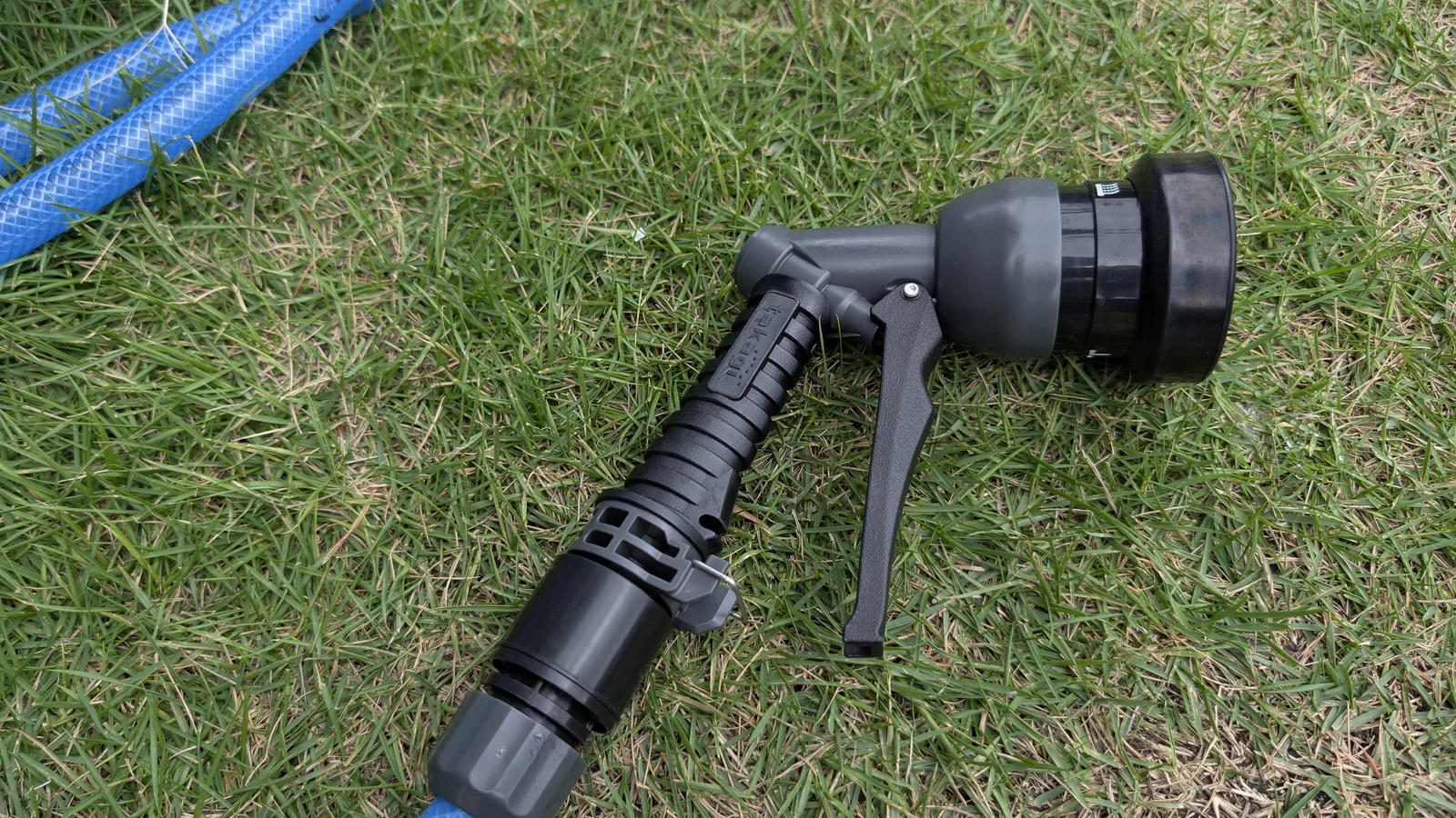 筆者が庭の水やりに使っている黒色のタカギバンプノズルW QG1180CG
